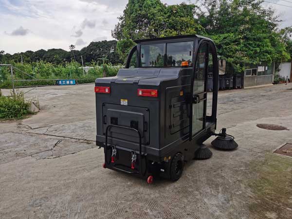 掃地車吸塵車廠家教你如何選購(gòu)電動(dòng)掃地車