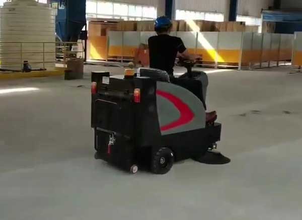 如何選購(gòu)一款實(shí)用的電動(dòng)掃地車 如何選購(gòu)一款實(shí)用的電動(dòng)掃地車