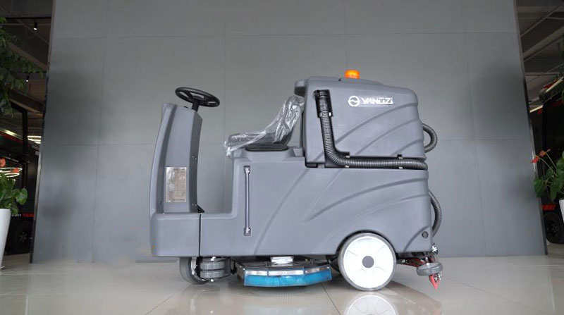 使用正確類型的洗地機清潔！