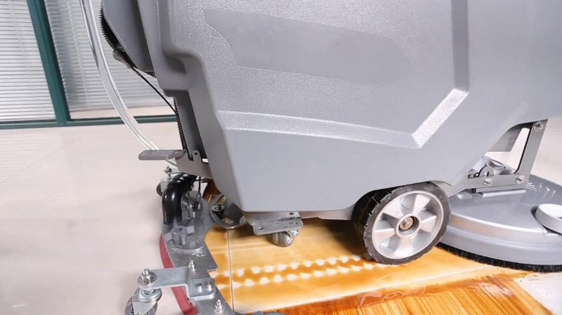 手推式和駕駛式洗地機，哪個適合你