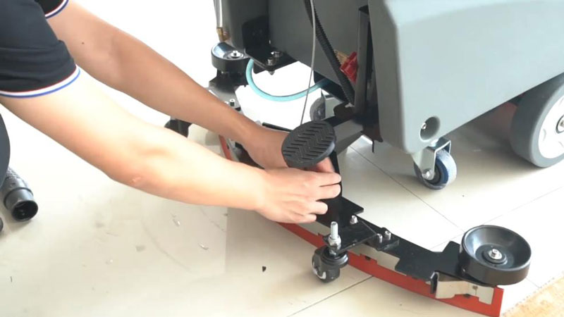 洗地機(jī):糾正三種常見(jiàn)吸水扒問(wèn)題 洗地機(jī):糾正三種常見(jiàn)吸水扒問(wèn)題