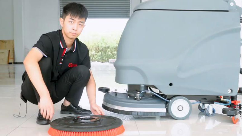 洗地機(jī)問(wèn)題二:擦洗效果不佳 洗地機(jī)問(wèn)題二:擦洗效果不佳