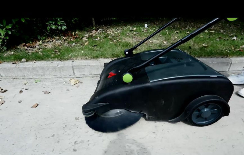 使用工業清掃機清潔校園