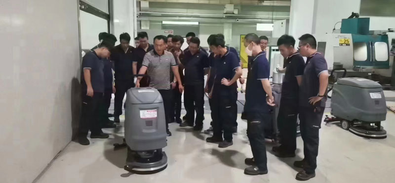 洗地機買家指南:手推式洗地機還是駕駛式洗地機 洗地機買家指南:手推式洗地機還是駕駛式洗地機