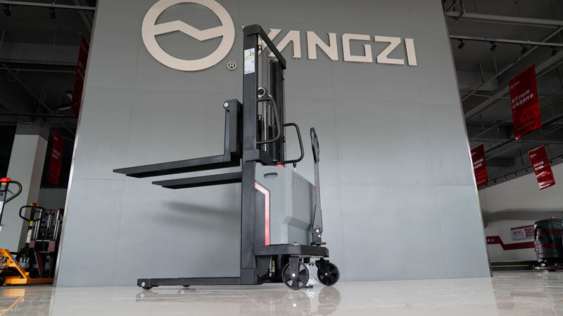 最適合重型起重任務的 3 種叉車