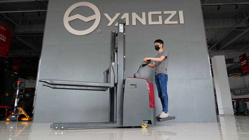 叉車(chē)電池要多少錢(qián)