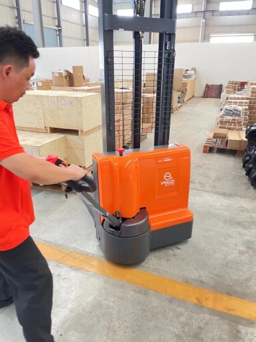 揚(yáng)子電動(dòng)叉車(chē) PS15L-30C