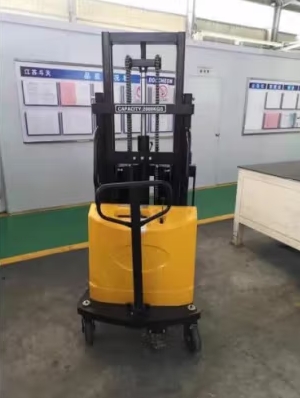 揚(yáng)子堆高車(chē)B1016